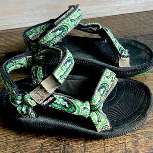 Teva sandal size 9k toddler, like new, worn one season.